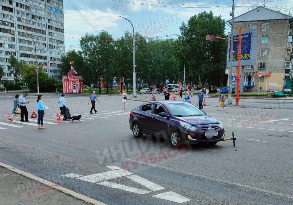 В Кемерове 17-летний подросток на электросамокате попал под колеса автомобиля. Фото: ВКонтакте/incident_kuzbass.