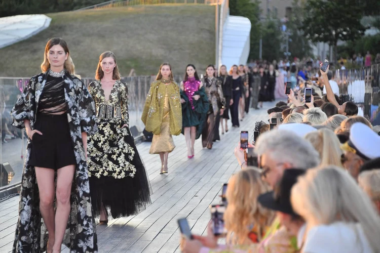 Эксперты рассказали, какие тенденции предложили дизайнеры одежды на Неделе моды в Москве