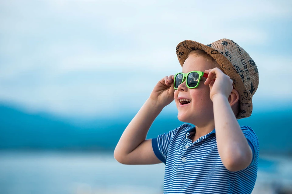 Правила выбора детских очков похожи на взрослые — правильные очки должны защищать от двух факторов: от яркого слепящего солнечного света и ультрафиолетового излучения.