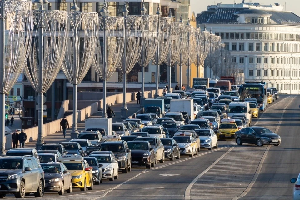 В России ужесточают наказание за выброс мусора из машины