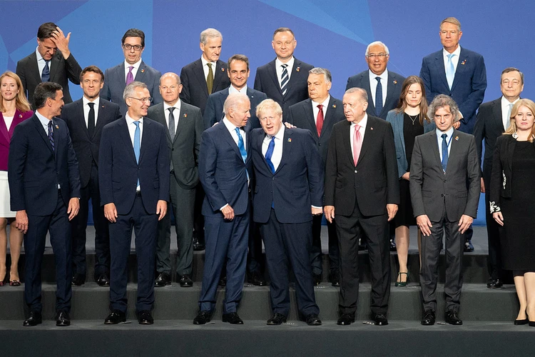 Нюансы саммита НАТО: Шведы сдались Эрдогану, Джонсон пожалел, что Путин - не женщина, и русская угроза в виде салата