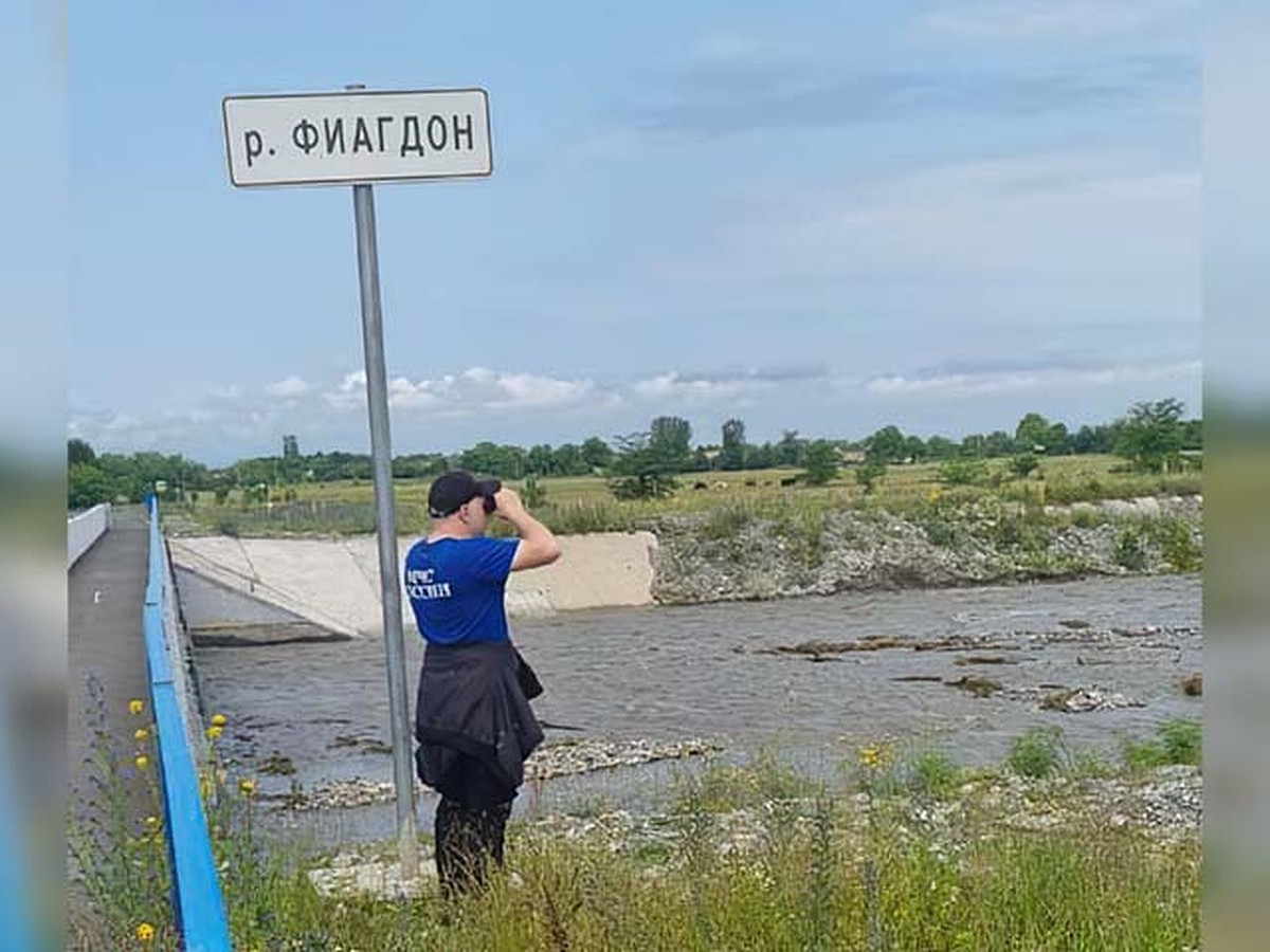 27 июня мужчина. Фиагдон река реки Северной. Зеркальный Барс Фиагдон. Река Фиагдон в Северной Осетии. Девушка у реки фото.