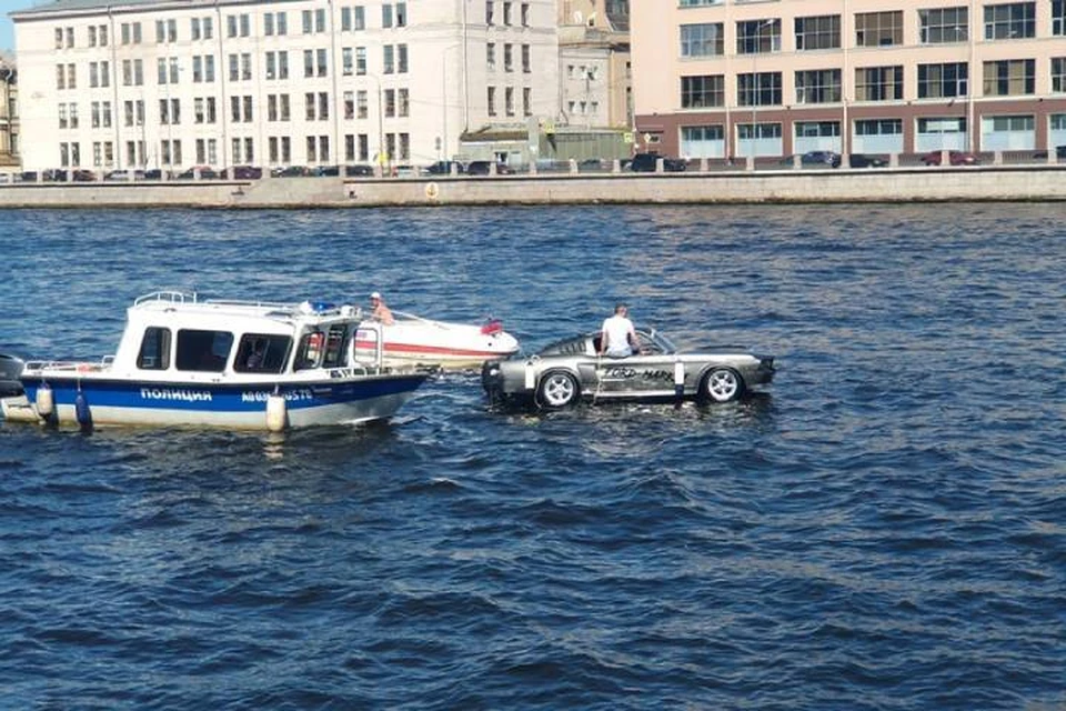 Росприроднадзор ищет владельца автомобиля, проплывшего по Неве в центре Петербурга