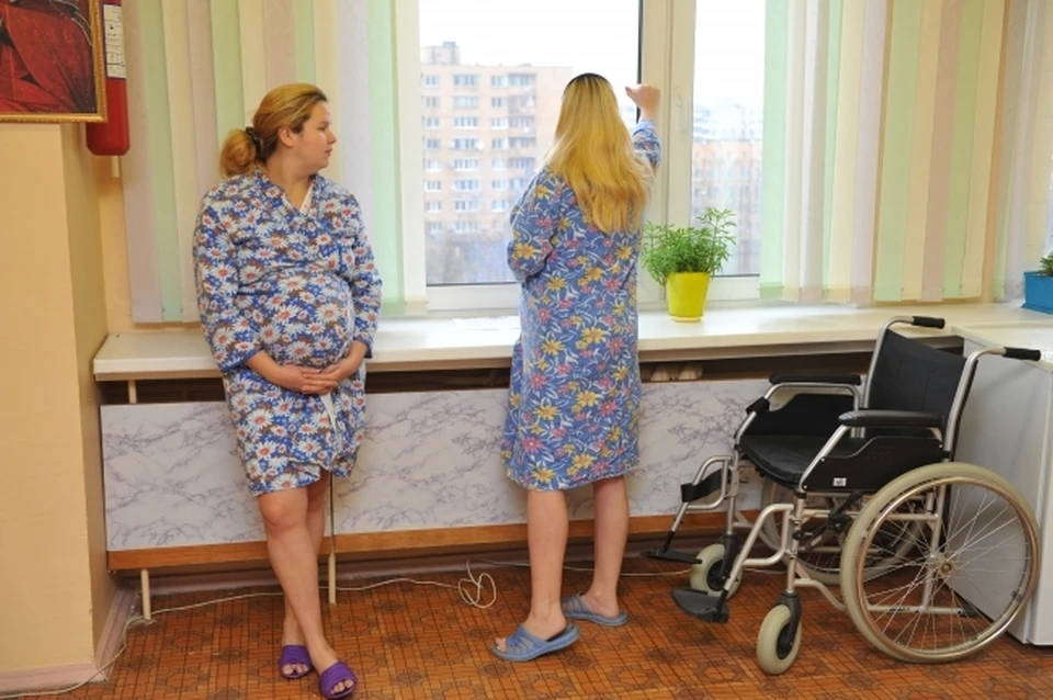 Чтобы получить направление на ЭКО, необходимо обратиться к акушеру-гинекологу женской консультации.