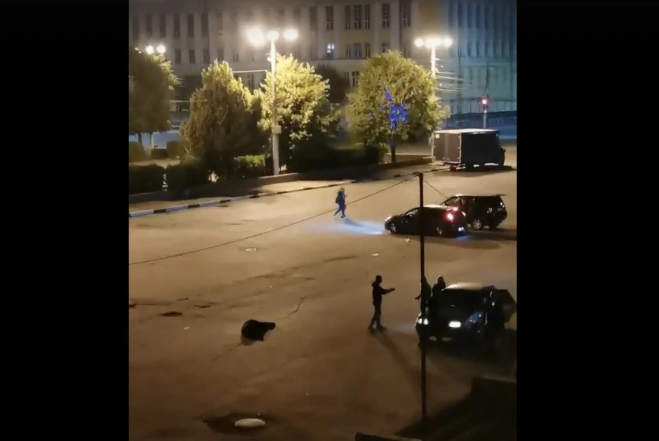Троих участников конфликтной ситуации на площади Театральной в Рязани в ночь на 1 июля 2022 года доставили в отдел полиции.