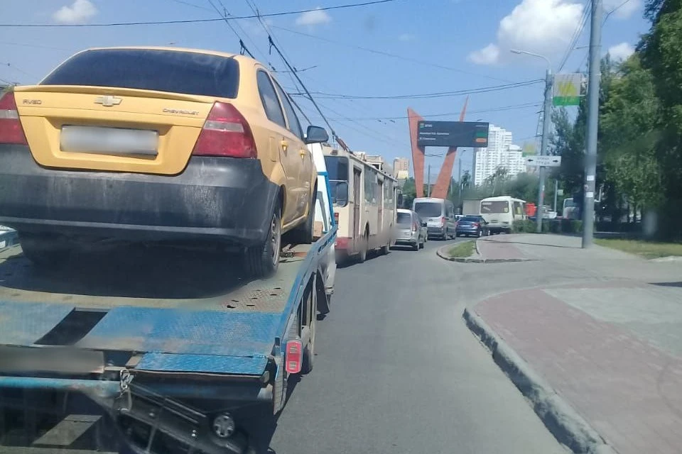 На Свердловском проспекте из-за аварии образовалась пробка Фото: читатель КП