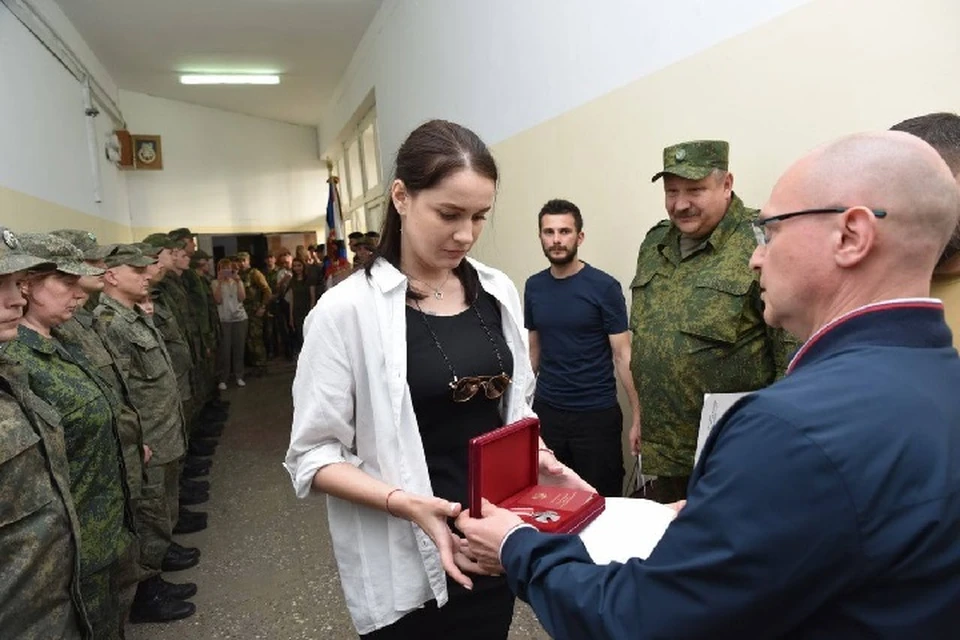 Награду Елене Павловой передал первый замруководителя Администрации президента РФ Сергей Кириенко. Фото: телеграм-канал Дениса Пушилина