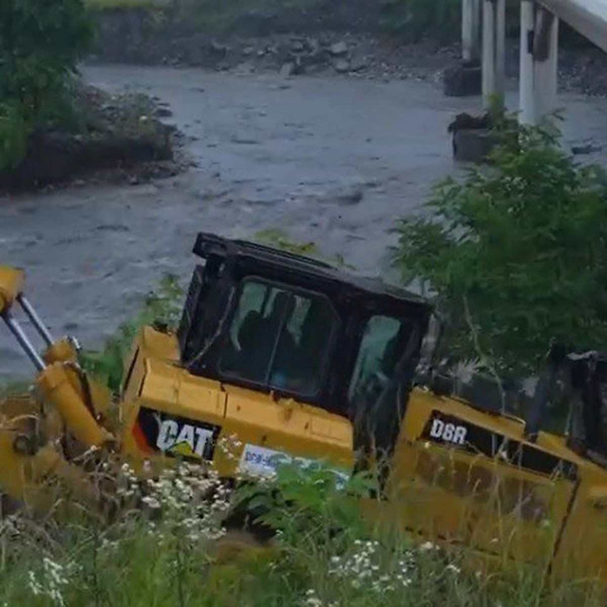 В Северной Осетии ликвидировали угрозу подмыва опор важного транспортного  моста - KP.RU