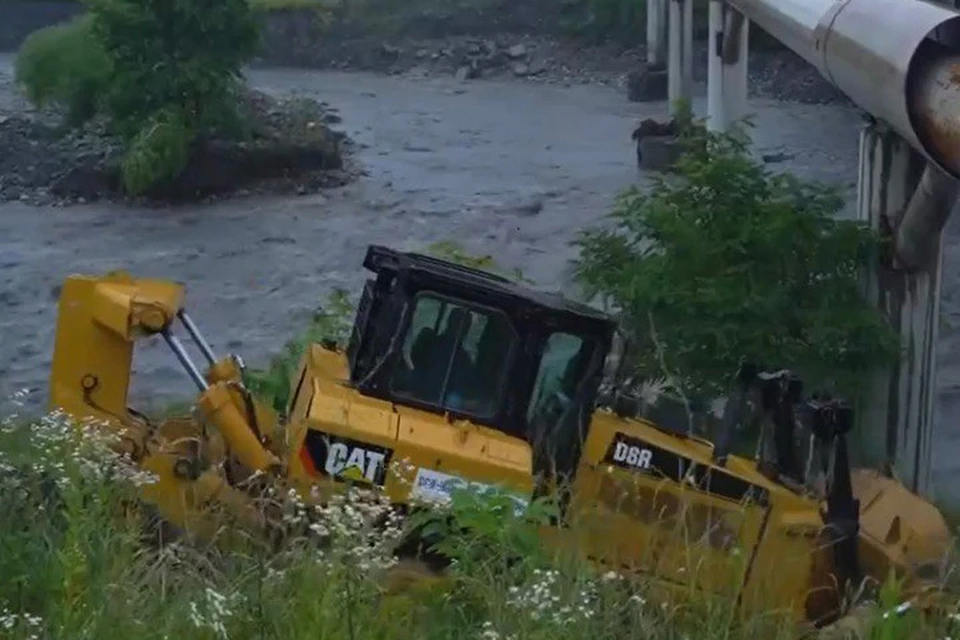 Ликвидация угрозы подмыва опор моста на объездной дороге Михайловское - Ногир в Северной Осетии. Фото: скриншот видео