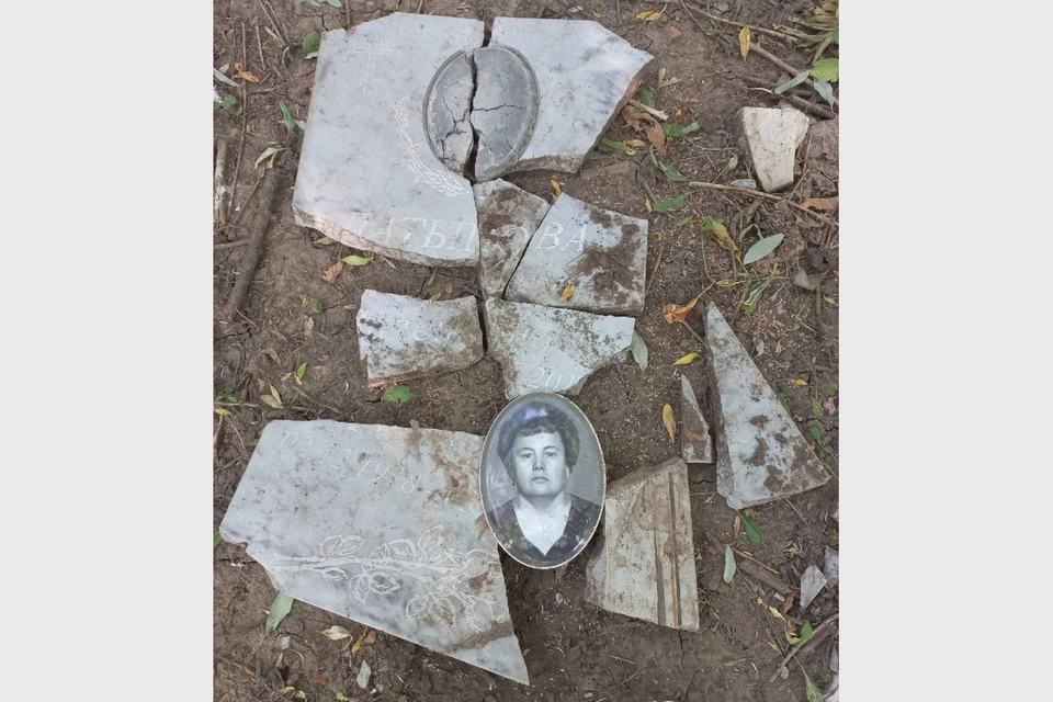 На Мервинском кладбище в Рязани неизвестные разбили несколько мраморных табличек с могил.