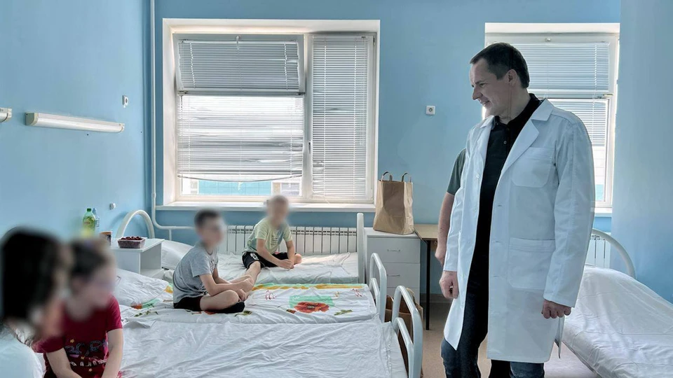 Вячеслав Гладков навестил юного белгородца. Фото из телеграм-канала "Настоящий Гладков".