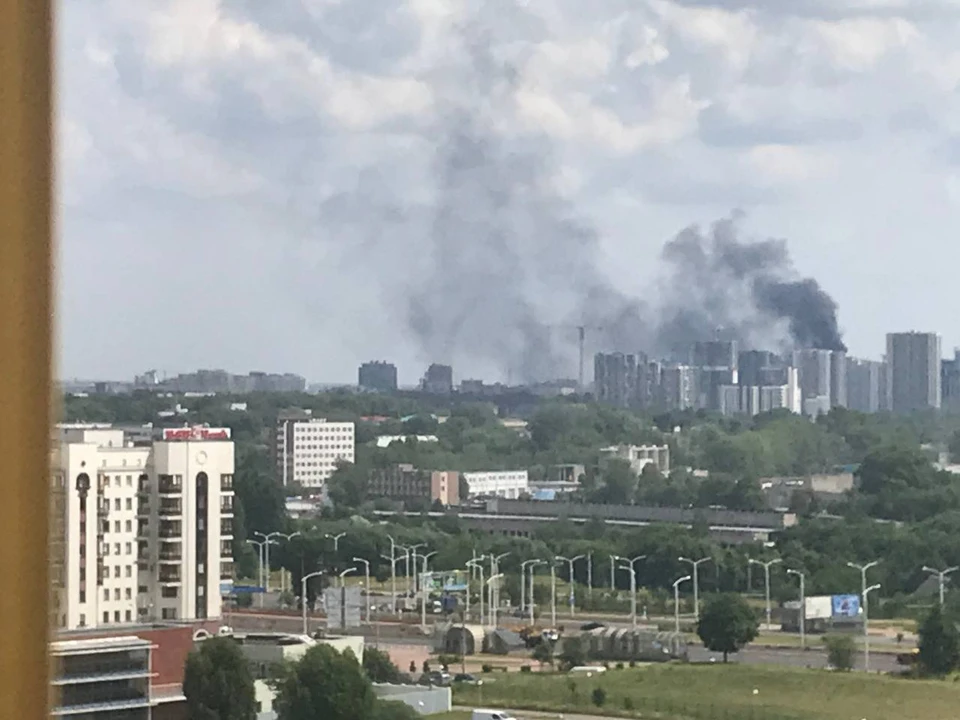 Черный дым 4 июля был виден над жилым комплексом "Минск-Мир". Фото: читатель "КП"