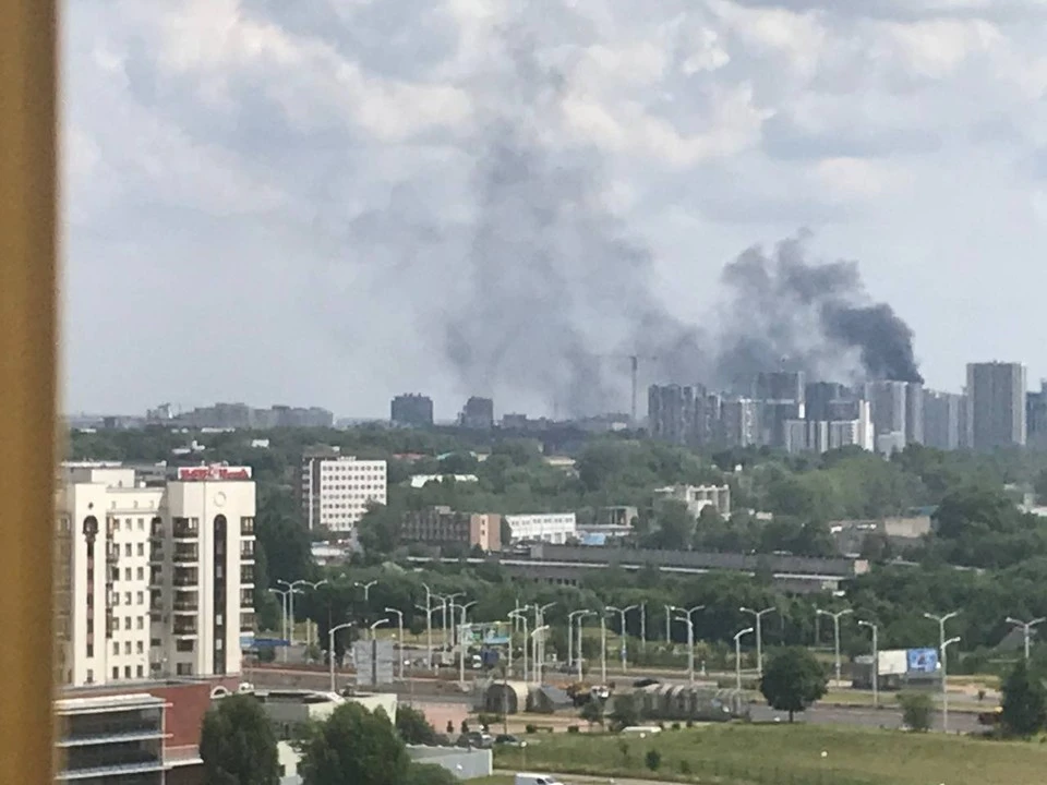 Черный дым 4 июля был виден над жилым комплексом "Минск-Мир". Фото: читатель "КП"