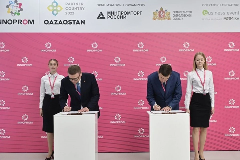 Подписание прошло на площадке «Иннопром-2022». Фото: департамент информационной политики Свердловской области