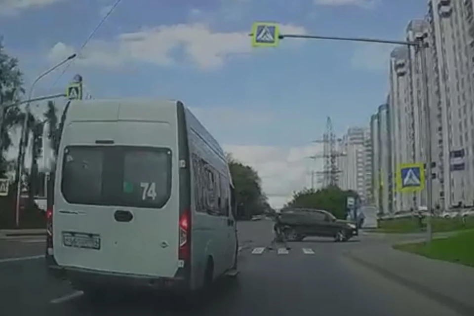 В Новосибирске маршрутки устроили гонку, едва не спровоцировав аварию. Фото: стоп-кадр