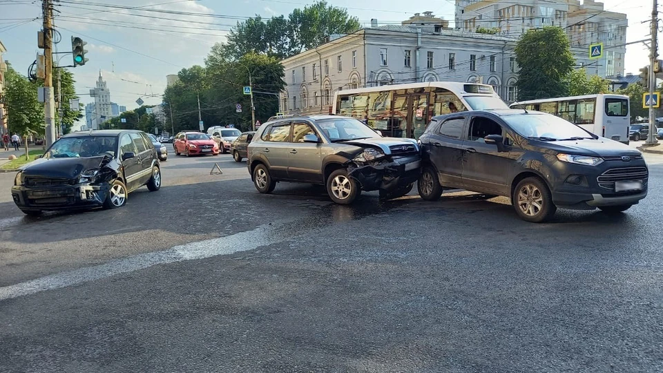 Водитель автомобиля «Форд Фьюжн» и пассажир, 47-летняя местная жительница, получили телесные повреждения, их доставили в медицинское учреждение. Фото пресс-службы ГУ МВД России по Воронежской области.