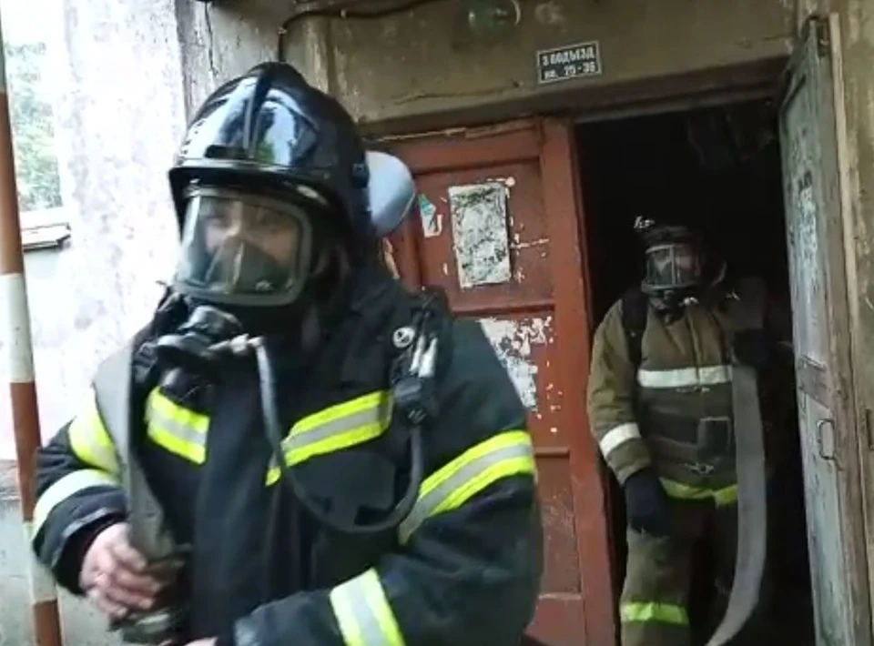 В Тульской области из горящего дома эвакуировали ребенка и троих взрослых