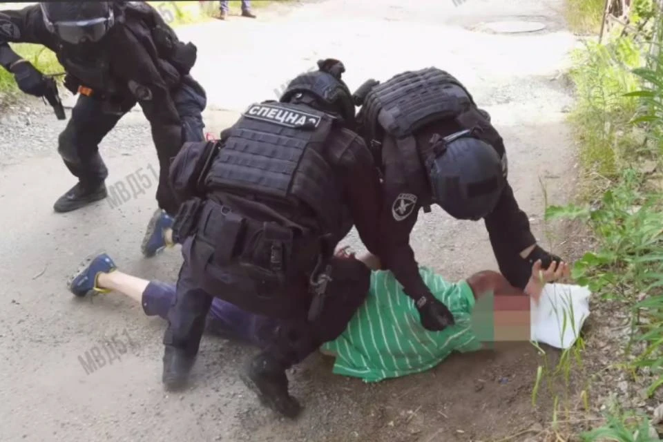 Обвиняемого в убийстве ребенка мужчину задержали на улице. Фото: скриншот видео УМВД по Мурманской области