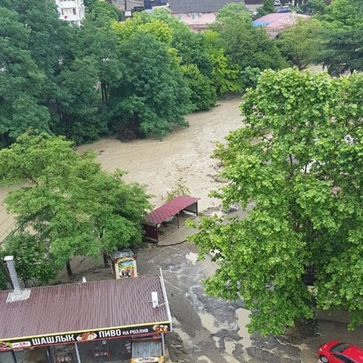 В Сочи улицы и дороги Дагомыса ушли под воду после залпового ливня - KP.RU