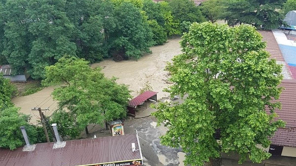 В Сочи улицы и дороги Дагомыса ушли под воду после залпового ливня - KP.RU