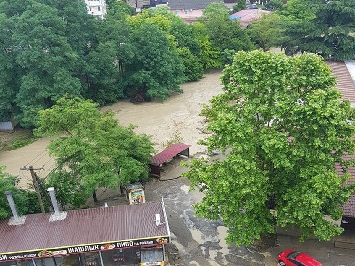 В Сочи улицы и дороги Дагомыса ушли под воду после залпового ливня - KP.RU