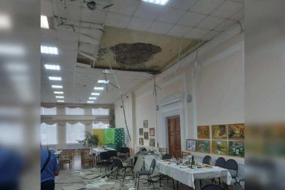 На пожилых супругов рухнул подвесной потолок и часть перекрытия. Фото: Telegram-канал 27dps_lazo