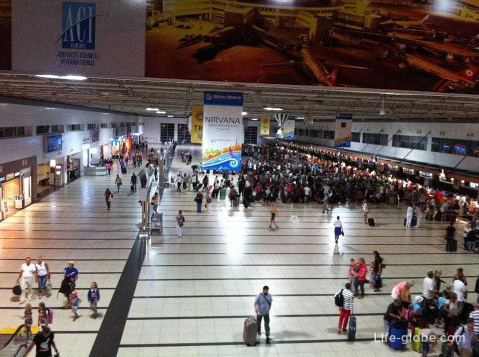 Молдавские туристы "отдыхают" в аэропорту Анталии