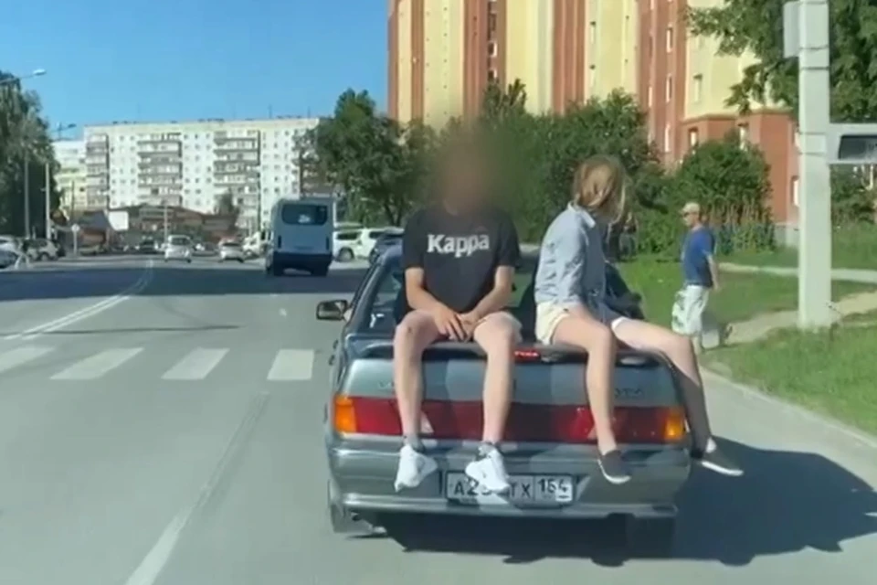 Водитель «Лады Самары» прокатил подростков на багажнике в Бердске. Фото: стоп-кадр видео АСТ-54.