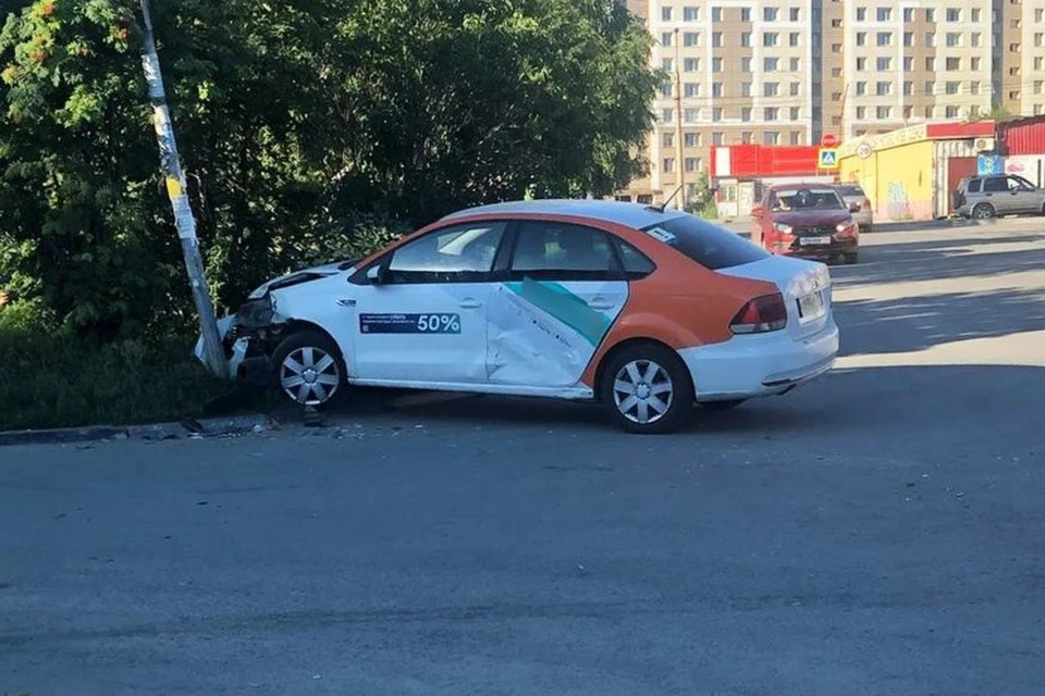 В Новосибирске водитель на арендованном авто врезался в столб и сбежал. Фото: АСТ-54.