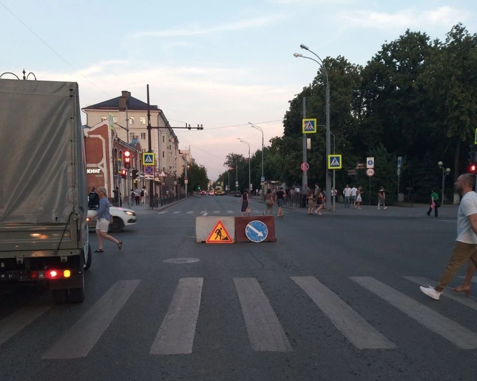 На перекрестке улиц Ленина и Первомайской в Тюмени ограничат движение из-за ремонта канализации.