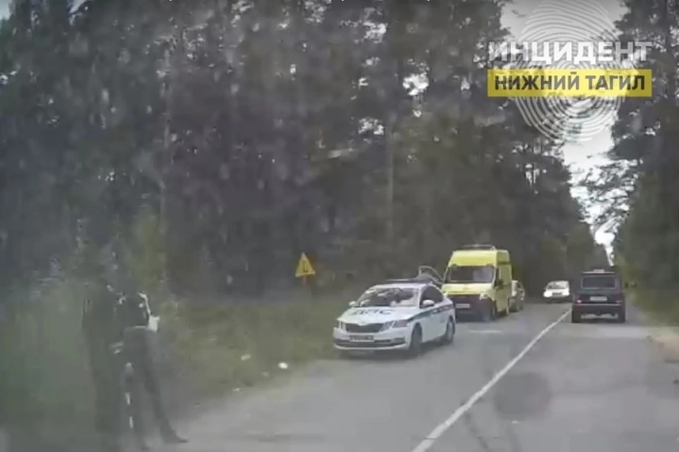 Причину смерти мужчины выясняют сотрудники полиции Фото: скриншот с видео