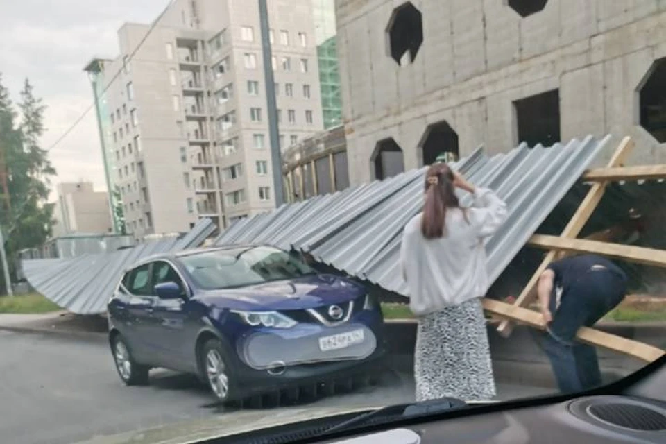 Забор рухнул на припаркованную машину у онкоцентра в Петербурге