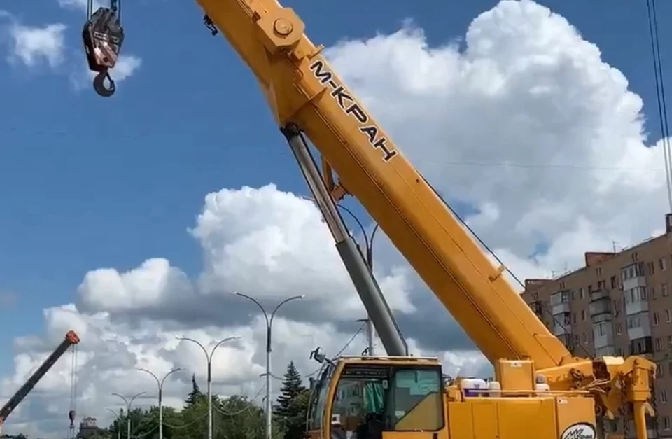 Новый кран установили на Красном мосту