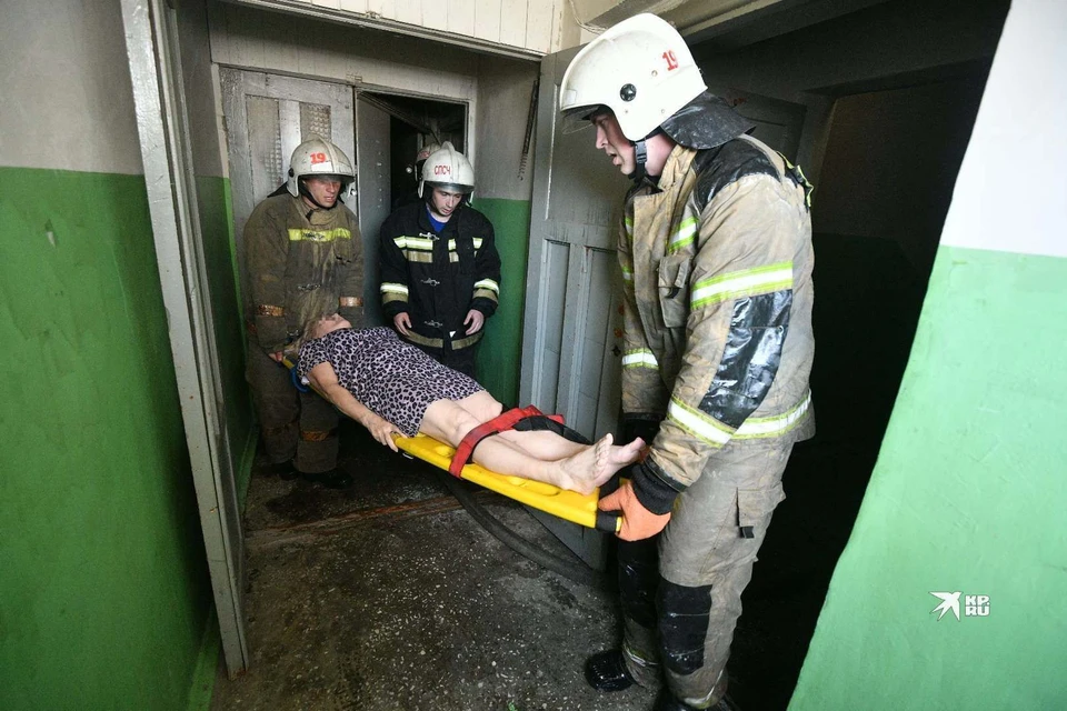 Одной из жительниц подъезда понадобилась помощь врачей.