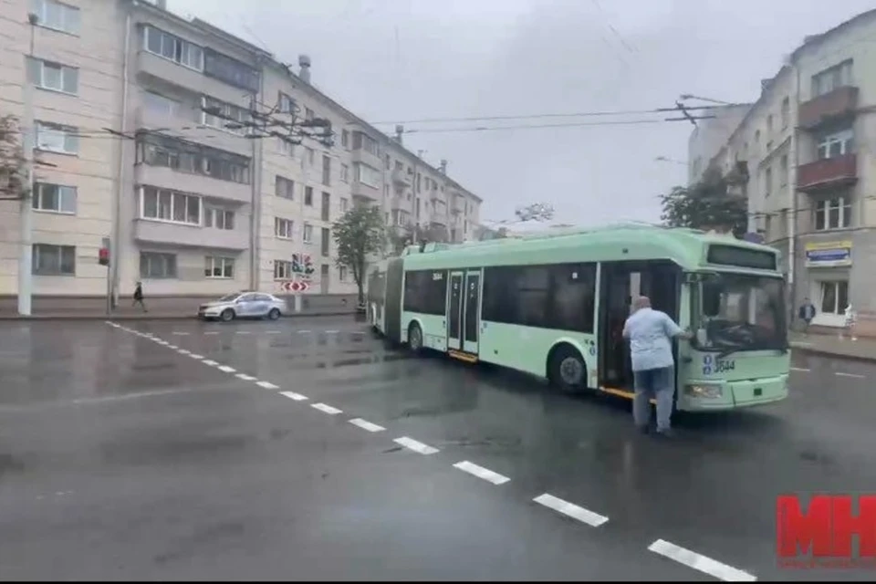 Трое водителей в Минске вручную толкали троллейбус. Фото: скриншот с видео "Минск-Новости"