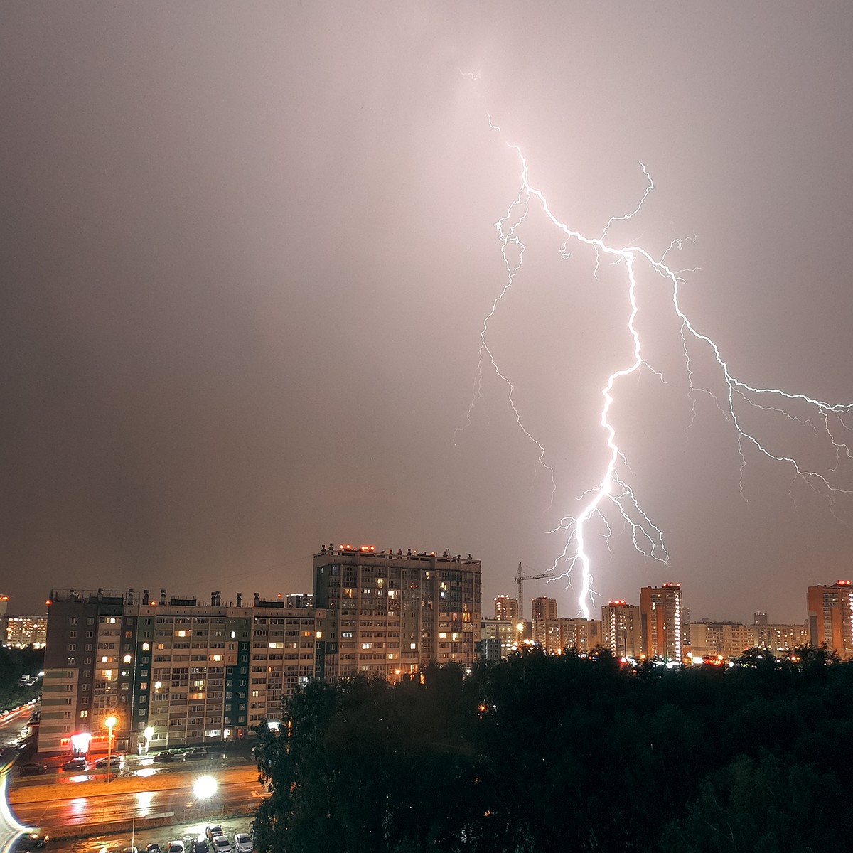 Прекрасная погода»: собрали лучшие фото ночной грозы над Челябинском - KP.RU