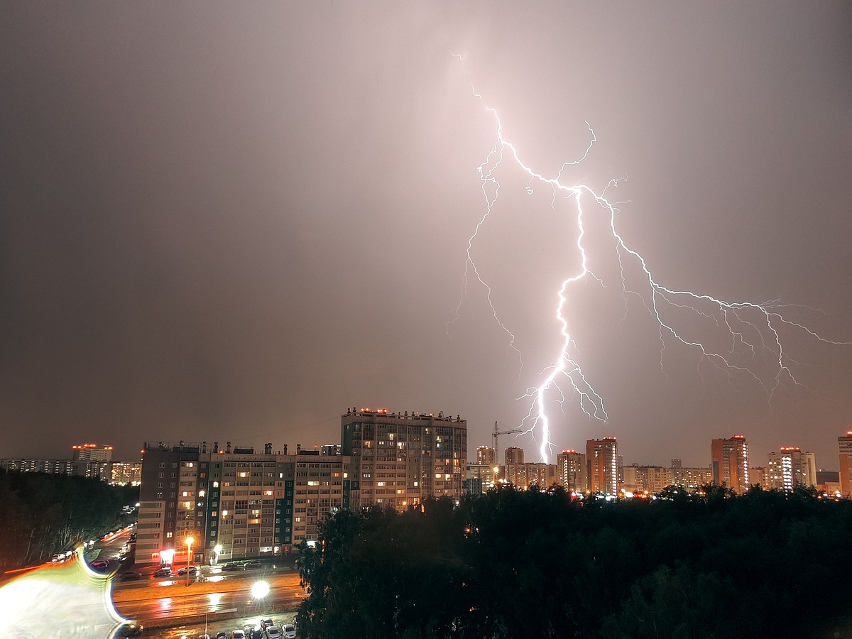 Прекрасная погода»: собрали лучшие фото ночной грозы над Челябинском - KP.RU