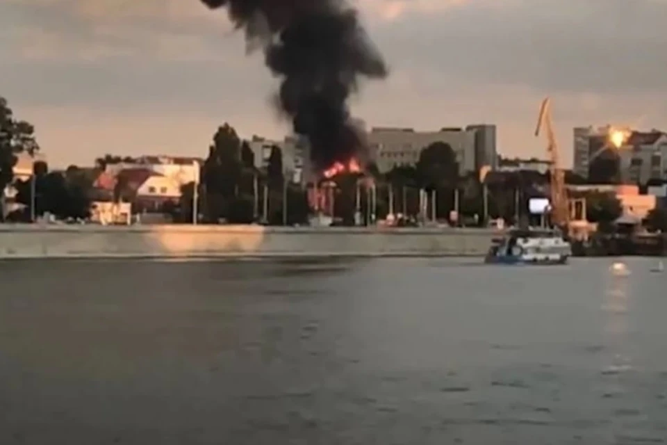 Столб черного дыма поднялся на десятки метров