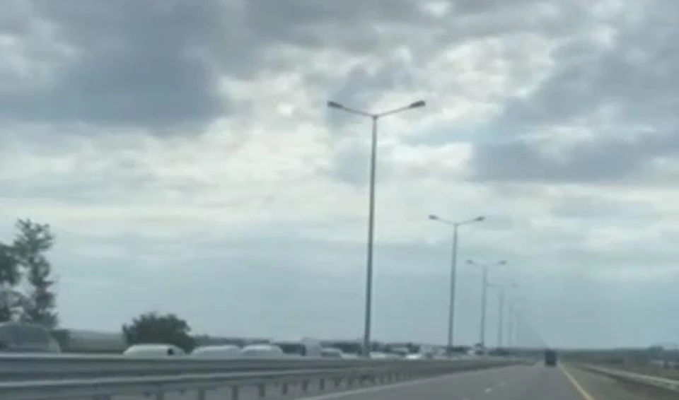 Крымский мост работает в штатном режиме, отметили в ФКУ Упрдор «Тамань». Фото: скриншот из видео