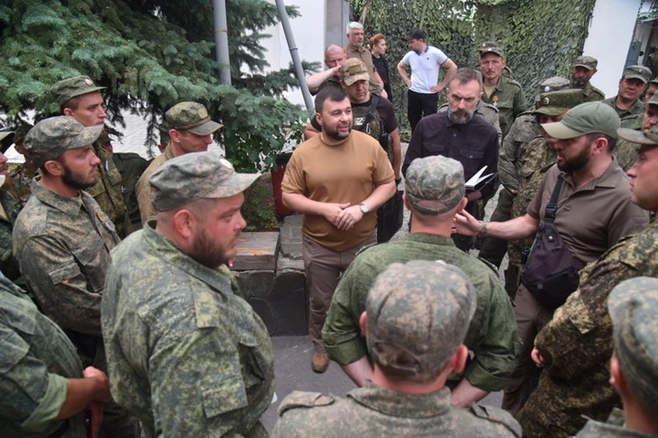 Денис Пушилин поблагодарил военнослужащих за все, что они делают во имя Родины. Фото: АГ ДНР