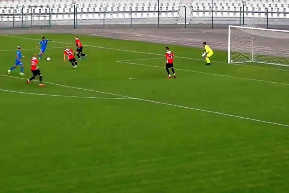 Савелий Копылов забивает единственный мяч в ворота липецкого "Металлурга".