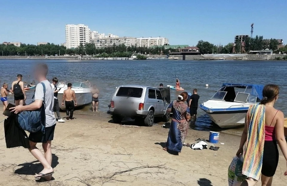 В Астрахани мужчина помыл машину на городском пляже и получил 3 статьи