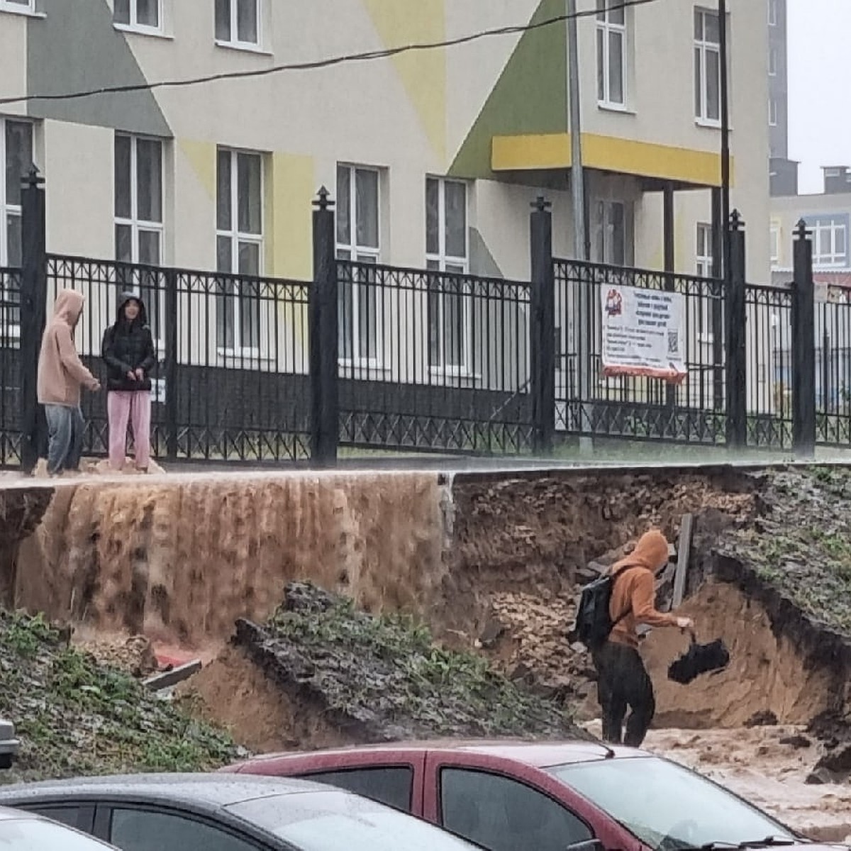 Водопады образовались в ЖК «Анкудиновский парк» из-за сильного ливня - KP.RU