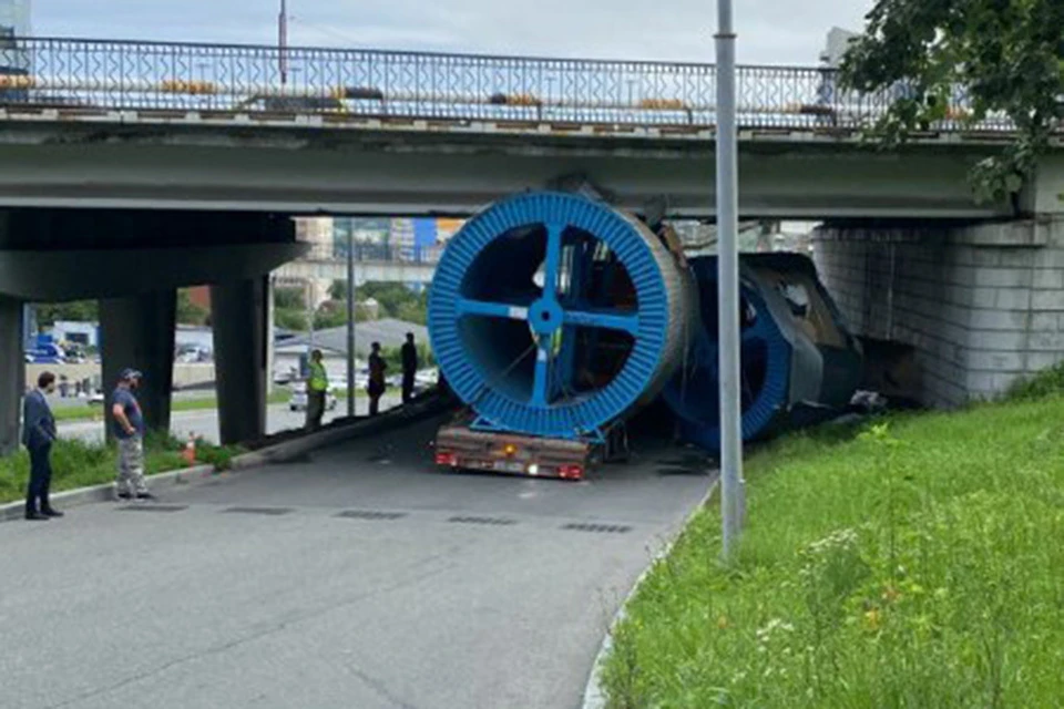 Часть груза упала с прицепа. Фото: telegram.com/dpskontrol_125rus.