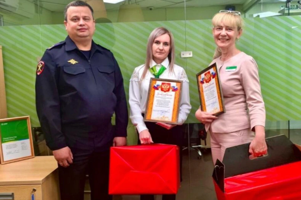 Ольгу Власову и Ирину Дмитриеву наградили полицейские.