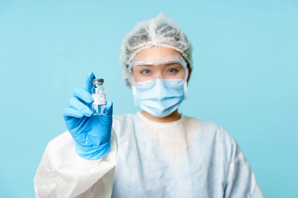 Для казахстанцев на сегодня доступны вакцины QazVac, Sinopharm и Pfizer.