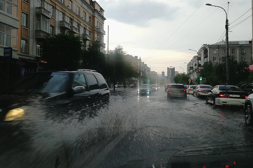 Осадки красноярск. Дождь. Гроза и дождь. Ливень с грозой. Гроза в России.