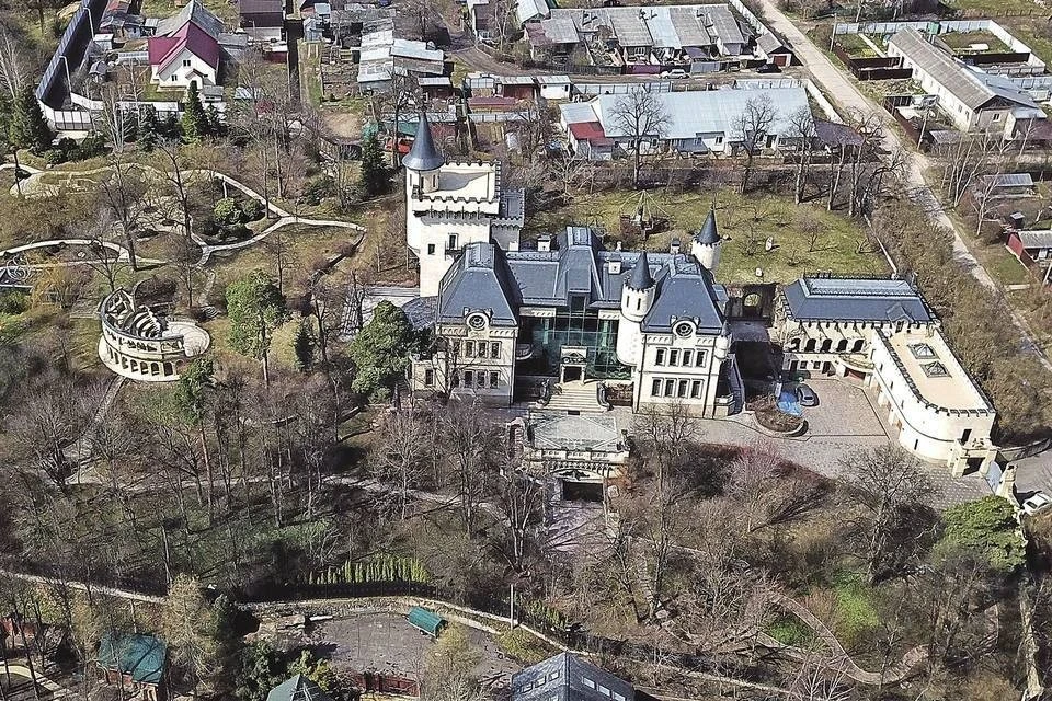Замок Пугачевой принадлежит Галкину, квартира - Орбакайте. Чем же тогда владеет сама Алла Борисовна?