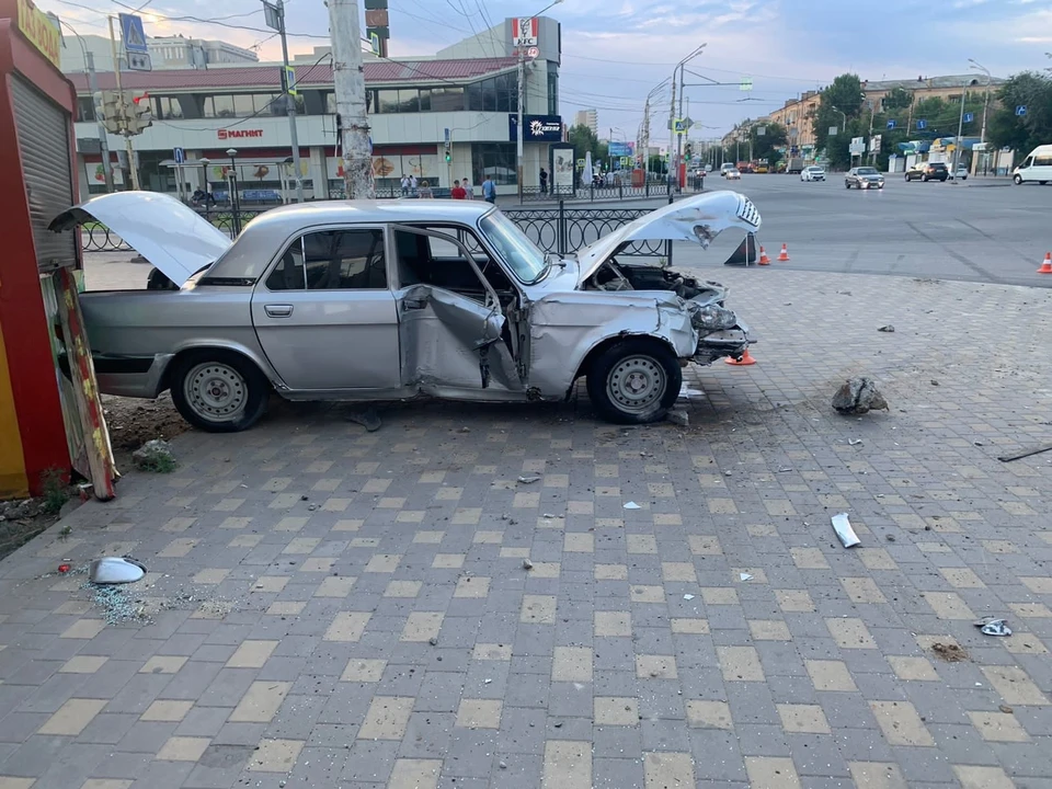 Астраханец на «Волге» врезался в ларёк с напитками