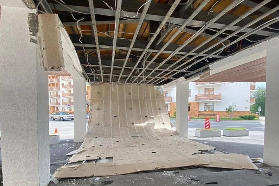 Потолок обрушился на входе. Фото: https://t.me/sochitypical
